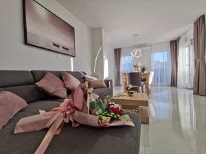 salon z kanapą z kokardą w obiekcie Apartments Ivana w mieście Sveti Filip i Jakov