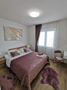 sypialnia z dużym łóżkiem i krzesłem w obiekcie Apartments Ivana w mieście Sveti Filip i Jakov