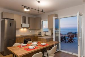 una cucina e una sala da pranzo con tavolo e sedie di Areti Seaview Residence a Rethymno