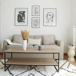 uma sala de estar com um sofá e uma mesa de centro em Cocon Perret - Plage du Havre - Design & Moderne em Le Havre