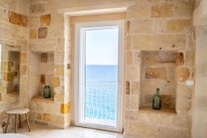 Pokój z oknem z widokiem na ocean w obiekcie Suite Polignano w mieście Polignano a Mare
