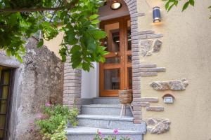 una casa con scale che conducono ad una porta di ELBA Borgo di Latrano a Magazzini