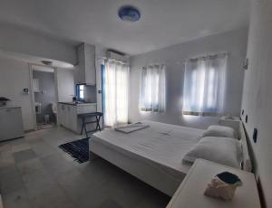 sypialnia z dużym łóżkiem i stołem w obiekcie BLUE IN NAXOS w mieście Naksos