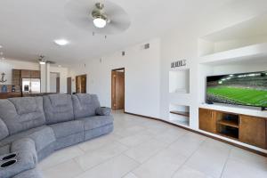 a living room with a couch and a tv at Caracoles Homes in Puerto Peñasco