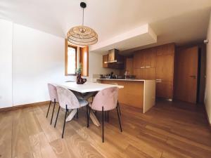 - une cuisine avec une table et des chaises dans la chambre dans l'établissement Casa Azevedos, à Ponte da Barca