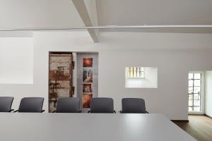 a meeting room with a table and chairs at Auberge La Croix-Blanche in Gingins
