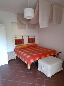 um quarto com uma cama com um cobertor vermelho e laranja em Il Sogno di Bea em Terni