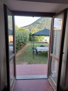 uma porta aberta para um pátio com uma mesa de piquenique em Il Sogno di Bea em Terni