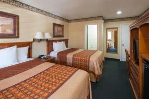 Postel nebo postele na pokoji v ubytování Geary Parkway Motel