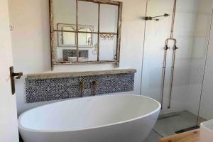 Ένα μπάνιο στο De Goede Hoop Farmstead +32 φωτογραφίες