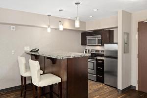Kuchyň nebo kuchyňský kout v ubytování Home Inn & Suites - Swift Current