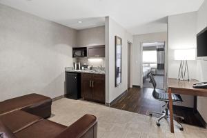 Kuchyň nebo kuchyňský kout v ubytování Home Inn & Suites - Swift Current