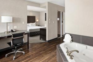 Postel nebo postele na pokoji v ubytování Home Inn & Suites - Swift Current