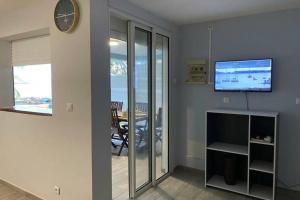 TV a/nebo společenská místnost v ubytování La villa bleue + 4 fotografie