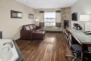 TV a/nebo společenská místnost v ubytování Home Inn & Suites - Swift Current