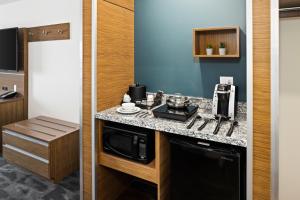 Kuchyň nebo kuchyňský kout v ubytování Home Inn & Suites - Swift Current