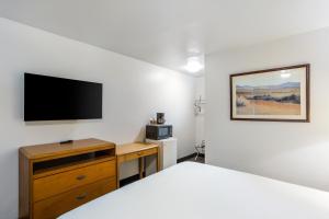 Кровать или кровати в номере Knights Inn and Suites Yuma