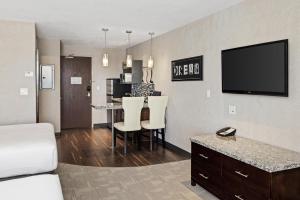 Kuchyň nebo kuchyňský kout v ubytování Home Inn & Suites - Swift Current