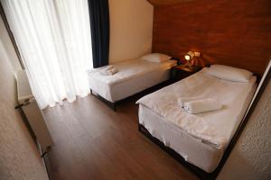 A bed or beds in a room at Sno Inn Kazbegi