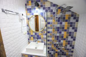 A bathroom at Sno Inn Kazbegi