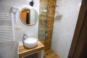 A bathroom at Sno Inn Kazbegi