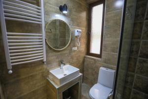 A bathroom at Sno Inn Kazbegi
