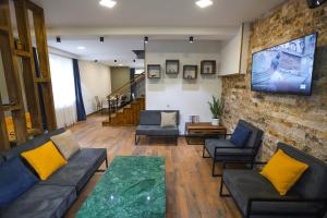 A seating area at Sno Inn Kazbegi