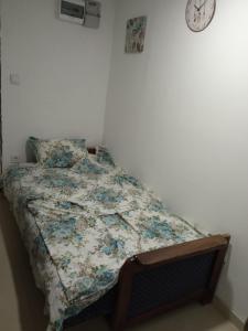 un letto con una trapunta in una camera da letto di Monte room a Podgorica