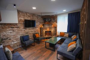 A seating area at Sno Inn Kazbegi