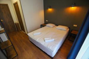 A bed or beds in a room at Sno Inn Kazbegi