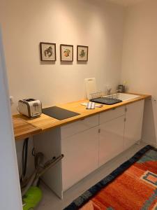 a kitchen with a desk with a computer on it at Sonnhügel Apartments - Ferienwohnungen in Faak am See