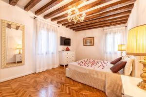 Posteľ alebo postele v izbe v ubytovaní Casanova Fenice - Canal View
