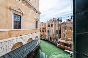 Gallery image of Casanova Fenice - Canal View in Venice
