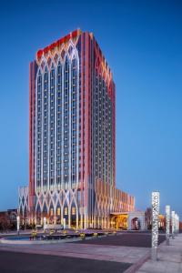 un revestimiento de un gran edificio de color rojo en Wanda Realm Yinchuan en Yinchuan