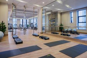 The fitness centre and/or fitness facilities at Wanda Realm Yinchuan