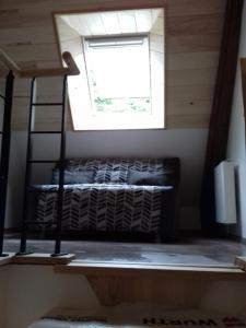 Tirepied的住宿－Gite Le Ranch 6 pers，一间卧室配有双层床和窗户。
