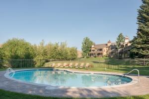 una piscina en un patio con una casa en Elkhorn Retreat en Sun Valley
