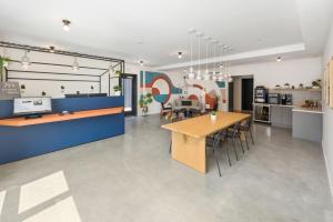 a kitchen and dining room with a table and chairs at The Metric - Los Angeles Downtown in Los Angeles