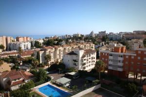 widok miasta z lotu ptaka z budynkami w obiekcie Saltillo Alto Gray Studio. Vistas al mar y piscina w mieście Torremolinos