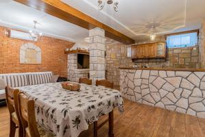 cocina y comedor con mesa y barra en Apartment Jurasić en Orlec