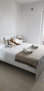 Un pat sau paturi într-o cameră la Apartments Marecic