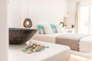 Galería fotográfica de Beachfront Private Suites at Kalais - Stunning Sea & Sunset Views, Bus Stop Outside, Easy Naxos Town Access, Free Beach Chairs en Plaka 62 fotos más