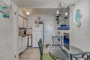 Kuchyň nebo kuchyňský kout v ubytování Royal Gulf Beach & Racquet Club 5802 condo