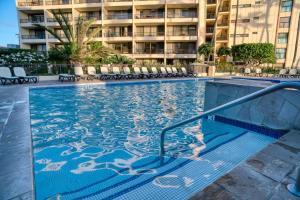 una piscina frente a un edificio en Sugar Beach 502 condo, en Kihei