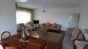 ein Wohnzimmer mit einem Sofa und einem Tisch in der Unterkunft Horizons in Istanbul