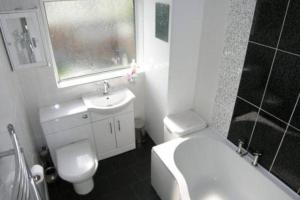 Et badeværelse på ENTIRE HOUSE- Near Common Wealth Games PERRY BARR