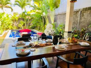 A restaurant or other place to eat at CASA PINARAK 1 I 3BR Private Villa near Seminyak