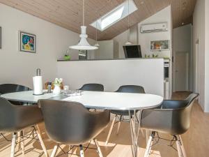 ein Esszimmer mit einem weißen Tisch und Stühlen in der Unterkunft 6 person holiday home in Bjert in Binderup Strand