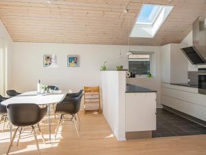 eine Küche und ein Esszimmer mit einem Tisch und Stühlen in der Unterkunft 6 person holiday home in Bjert in Binderup Strand