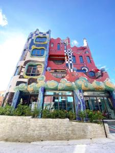 小琉球的住宿－尊順祿藝術旅店，一面有画的建筑物